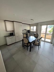 Penthouse with incredible view的厨房或小厨房