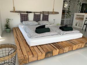 ein Schlafzimmer mit einem Holzbett mit zwei Kissen darauf in der Unterkunft Apartment Pampas in Sveti Filip i Jakov