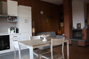 een keuken en eetkamer met een tafel en stoelen bij Bluelake Apartament 1 Omegna in Omegna