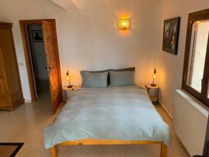 uma cama num quarto com duas lâmpadas em duas mesas em Guest suite in Calpe Maryvilla amazing view em Calpe
