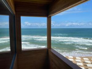 uma vista para o oceano a partir de um quarto com janelas em Palm Beach Şile Villa Hotels em Istambul