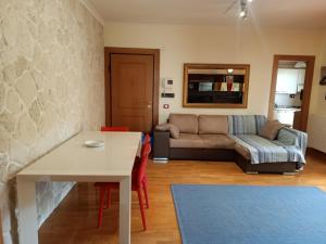 - un salon avec une table et un canapé dans l'établissement Altamira 2000 by GABRIELLA, à Rome