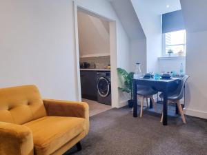 een woonkamer met een bank, een tafel en een stoel bij City Centre Premier Top Floor Executive 2 Bed Apartment in Sunderland