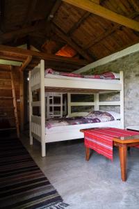 מיטה או מיטות קומותיים בחדר ב-Ferma Albanik
