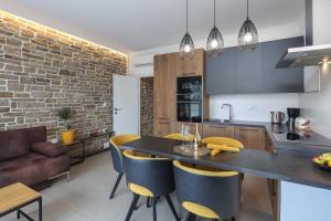 Dapur atau dapur kecil di APARTMAN BORGO MARINA - by the sea