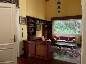 uma sala de estar com um sofá e uma janela em Villa do Sil em Sober