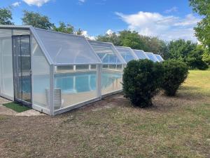 a greenhouse with a swimming pool inside of it at Villa do Sil in Sober