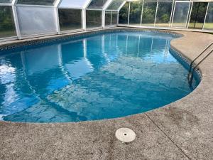 uma piscina numa estufa com água azul em Villa do Sil em Sober