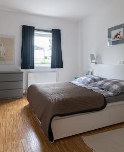 - une chambre avec un lit et une fenêtre dans l'établissement Spacious, quiet 4 room flat, à Salzbourg