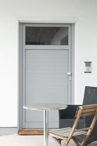 uma mesa e uma cadeira em frente a uma porta em Spacious, quiet 4 room flat em Salzburgo