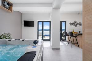 TV a/nebo společenská místnost v ubytování Luxury villa Euphorica Omis with pool, jacuzzi, sauna, gym