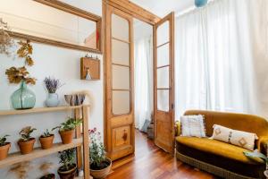 a living room with a couch and a mirror at Habitación en La Rambla in Girona