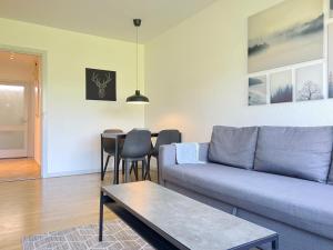 een woonkamer met een bank en een tafel bij Two Bedroom Apartment In Rdovre, Trnvej 37b, in Rødovre