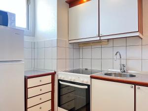 een keuken met witte kasten en een wastafel bij Two Bedroom Apartment In Rdovre, Trnvej 37b, in Rødovre