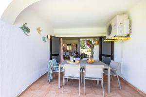 a kitchen and dining room with a table and chairs at Muito Sol in Albufeira