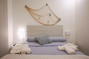 ein Schlafzimmer mit einer Hängematte über einem Bett in der Unterkunft Casa Opuntia in Marsala