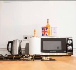 a microwave oven sitting on top of a counter at Hyde Park Apartments in London