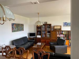 salon z kanapą i stołem w obiekcie Haus Stipeto w mieście Dramalj