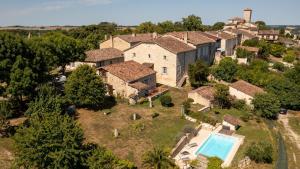 an aerial view of a house with a swimming pool at La Maison de Yûka in Plieux
