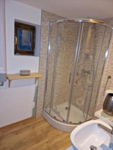 Ένα μπάνιο στο Vineyard cottage Vinska grajska kašča +56 φωτογραφίες