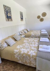 1 dormitorio con 2 camas en Casa con piscina, Villa Alarilla, en Fuentidueña de Tajo