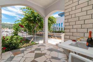 un patio con vistas a la ciudad en Apartments Bozan en Trogir