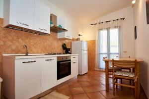 Кухня или мини-кухня в Appartamento in villa Porto Pollo
