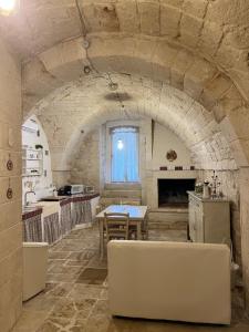 una cocina con mesa en un edificio de piedra en Dimora martina, en Loseto
