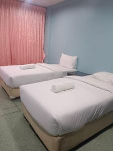 três camas num quarto com lençóis brancos em JUNPEN RESORT em Ban Hai Yong