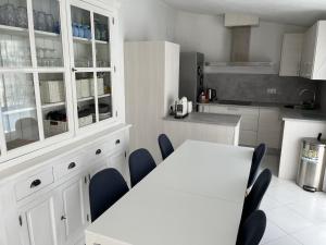 Kuchyň nebo kuchyňský kout v ubytování 398-casa con piscina privada