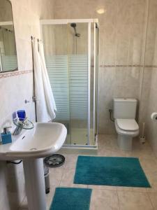 uma casa de banho com um chuveiro, um lavatório e um WC. em Casa Ferrel B&B em Ferrel