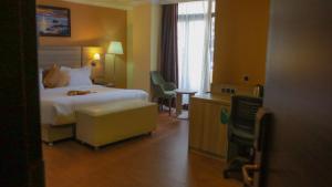 Ένα ή περισσότερα κρεβάτια σε δωμάτιο στο Holiday Hotel Addis Ababa