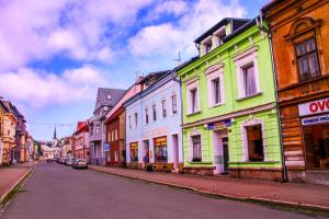 eine Straße mit bunten Gebäuden in einer Stadtstraße in der Unterkunft Alexandra in Svoboda nad Úpou