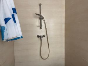 eine Dusche mit Duschkopf im Bad in der Unterkunft Privilege suits Swatar in Birkirkara