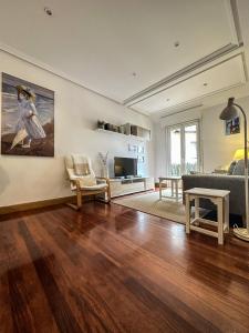 Televízia a/alebo spoločenská miestnosť v ubytovaní Olas de Ondarreta - Local Rentss
