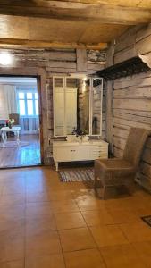 bagno con lavandino e sedia in camera di Authentic homestead over 100 years old a Kėdainiai