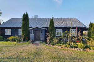 una casa blu con un giardino di fronte di Authentic homestead over 100 years old a Kėdainiai