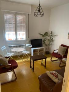 - un salon avec un canapé et une table dans l'établissement Six wine lovers in Logroño, à Logroño