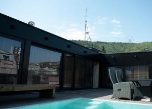 ein Haus mit Pool auf dem Dach in der Unterkunft Concept14/16 in Tbilisi City