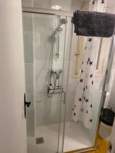 a shower with stars on the shower curtain in a bathroom at Six wine lovers in Logroño in Logroño