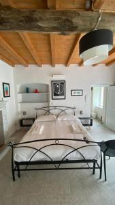 Postel nebo postele na pokoji v ubytování B&B Gronda Via Vandelli
