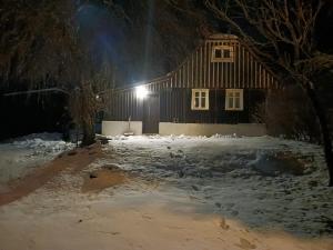 ein Haus im Schnee in der Nacht in der Unterkunft Chaloupka in Žacléř