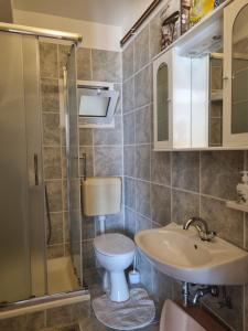Gallery image of APARTMANI TONI POCE 2 in Primošten