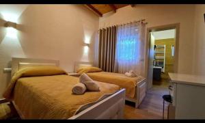 ein Schlafzimmer mit 2 Betten und Handtüchern darauf in der Unterkunft Villa Goliku in Peshtan