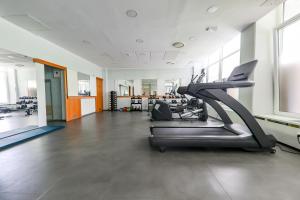 ein leeres Fitnessstudio mit Laufband und Laufband in der Unterkunft Depandance Vila Higiea - Terme Dobrna in Dobrna