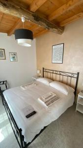 Postel nebo postele na pokoji v ubytování B&B Gronda Via Vandelli