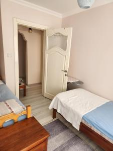 Кровать или кровати в номере Cavide Hanım Apart
