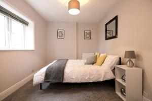 1 dormitorio con cama y ventana en The Rosary Rest en Norwich