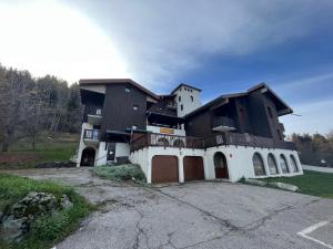 une grande maison avec une allée en face de celle-ci dans l'établissement Superbe Appartement à Montchavin, à Montchavin