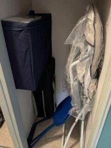 a room with a blue stool and a black object at 7 couchages et bébé au pied des pistes in Besse-et-Saint-Anastaise +9 photos